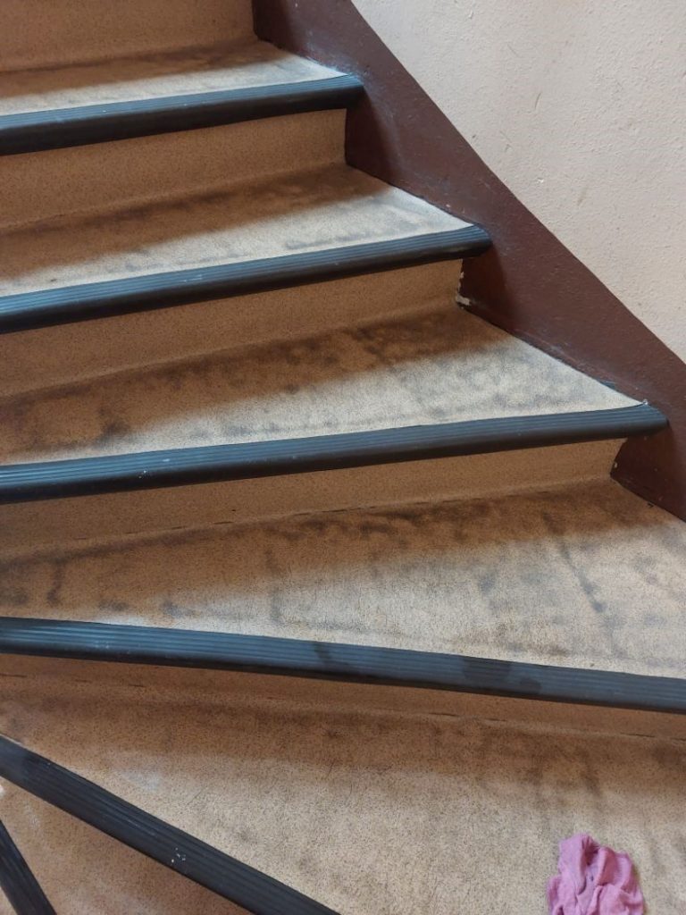 PVC Escalier ancien Revêtement usée et sale
